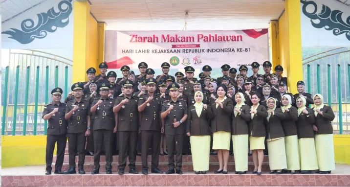 Keluarga Besar Kejaksaan Negeri Tapin melaksanakan kegiatan Ziarah ke Taman Makam Pahlawan